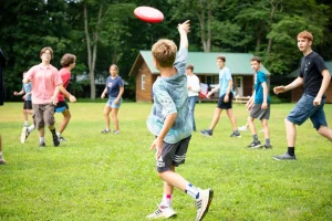 Campers playing ultimate disc